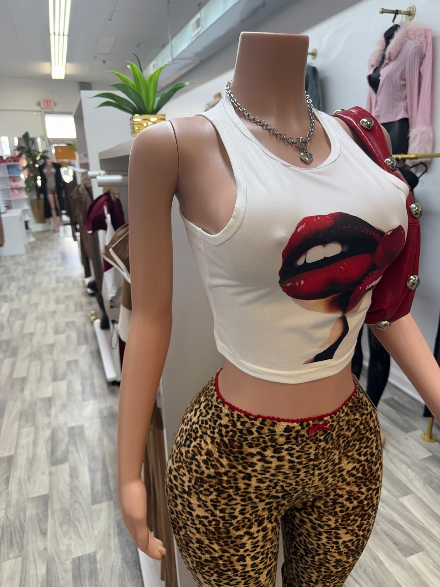 Drip Kiss Graphic Crop Tank – Sexy Lip Print Statement Top